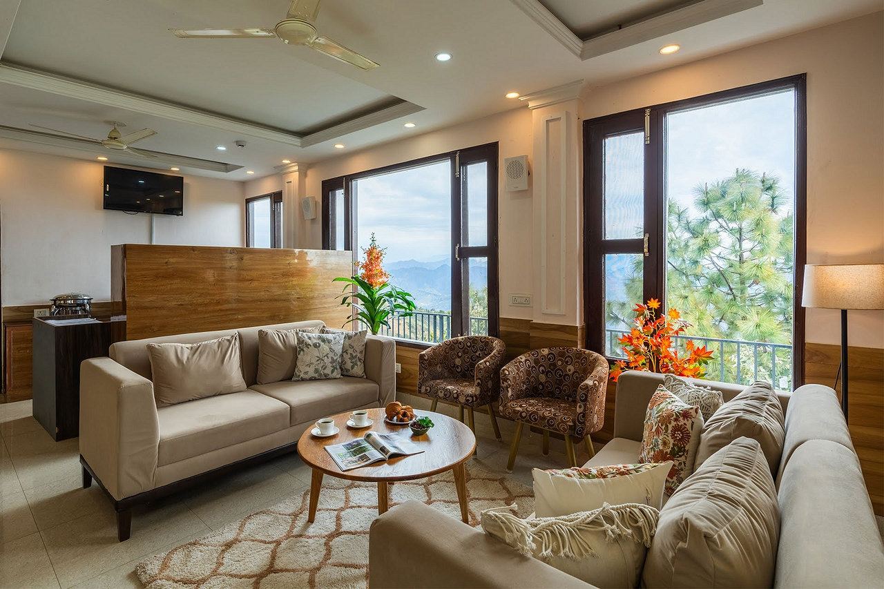 The common sitting area with sofas, armchairs and a round table